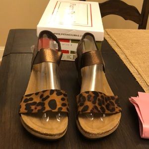 Pierre Dumas Sandals size 9